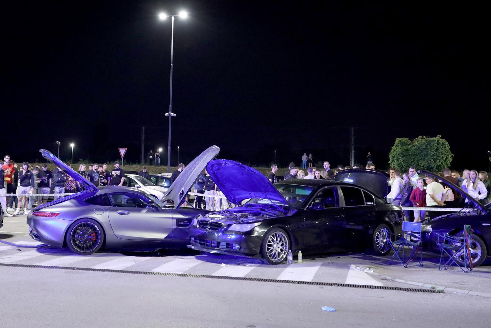 16.06.2023., Zagreb - Teska prometna nesreca dogodila se u veceras oko 22 sata u Buzinu kada je vozac automobila naletio na vise pjesaka na parkiralistu trgovackog centra. Više ozljedjenih osoba lezalo je na podu po dolasku hitnih sluzbi te su pozvana jos troja kola hitne pomoc. 
Osobu koja se nalazila ispod osobnog vozila oslobodili su djelatnici Hitne medicinske pomoci.  Photo: Emica Elvedji/PIXSELL