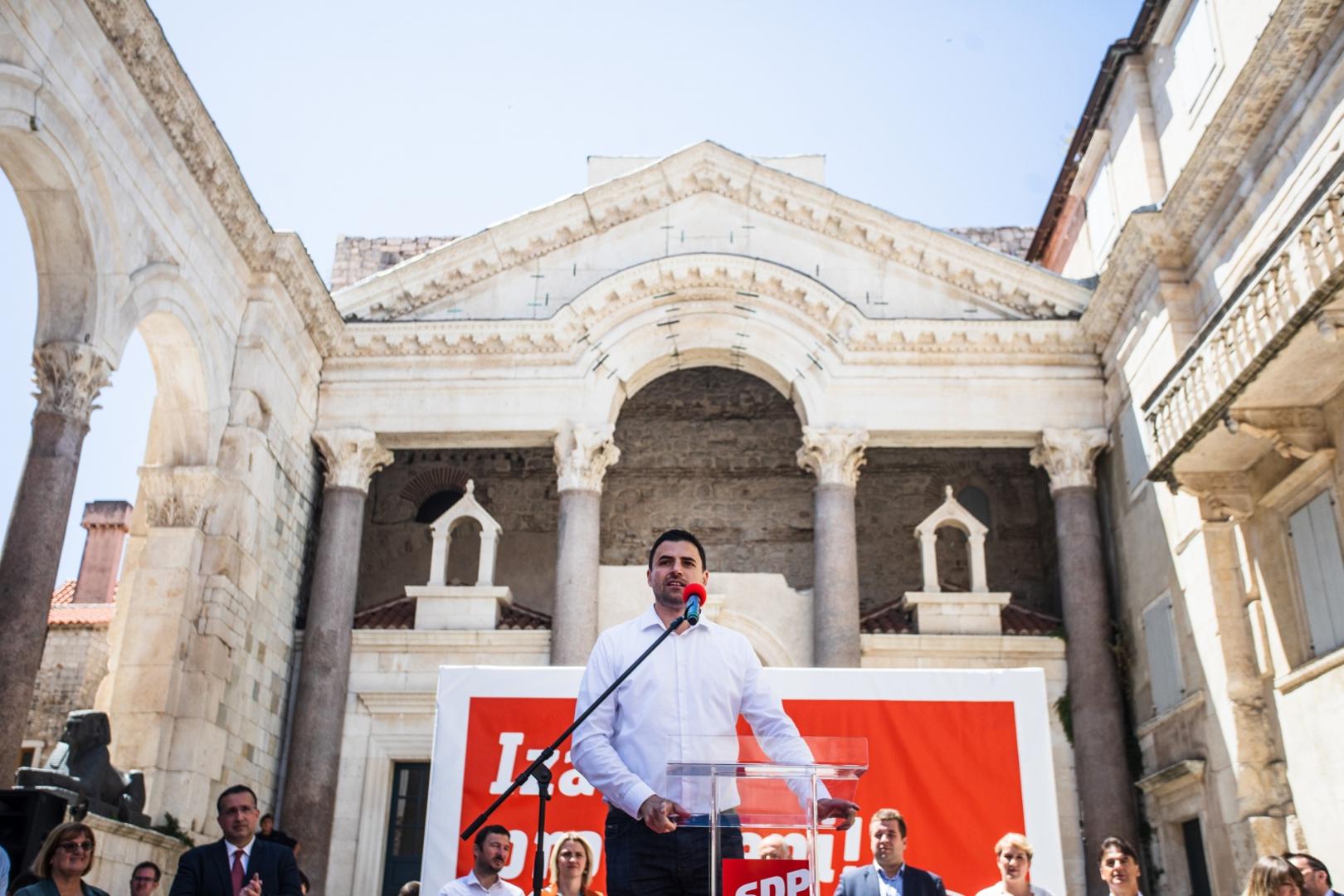 20.06.2020., Split - Predsjednik SDP-a i lider Restart koalicije Davor Bernardic u sklopu izborne kampanje predstavio je kandidate s liste Restart koalicije u X. izbornoj jedinici.
Davor Bernardic
Photo: Milan Sabic/PIXSELL