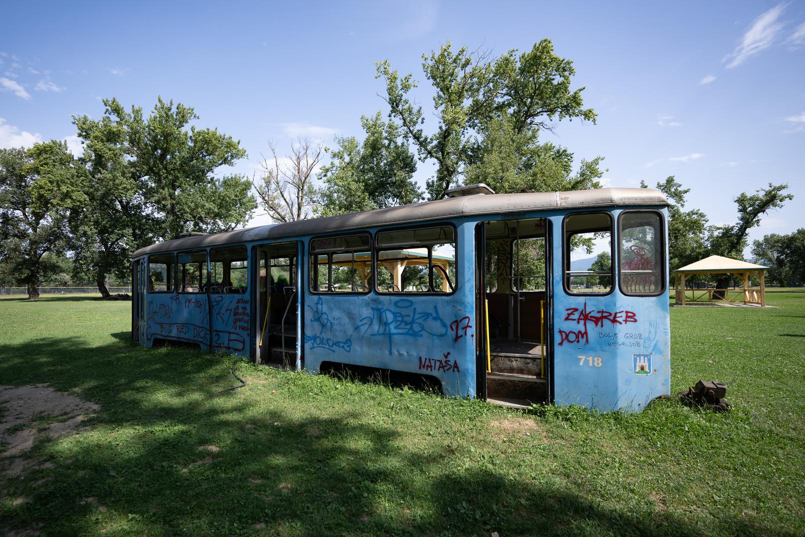 Naime, jedan je korisnik na Jarunu "naletio" na zapušteni i išarani tramvaj pa ostao razočaran.