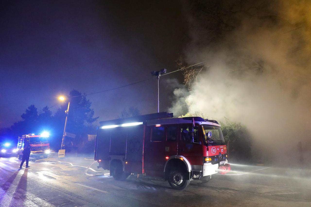 Zagreb: Vatrgasci gase požar na prostoru na kojemu se prodaju borovi na Mirogoju