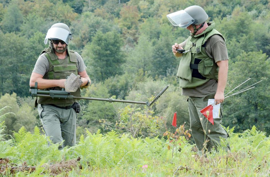 Djelatnici Hrvatskog centra za razminiranje