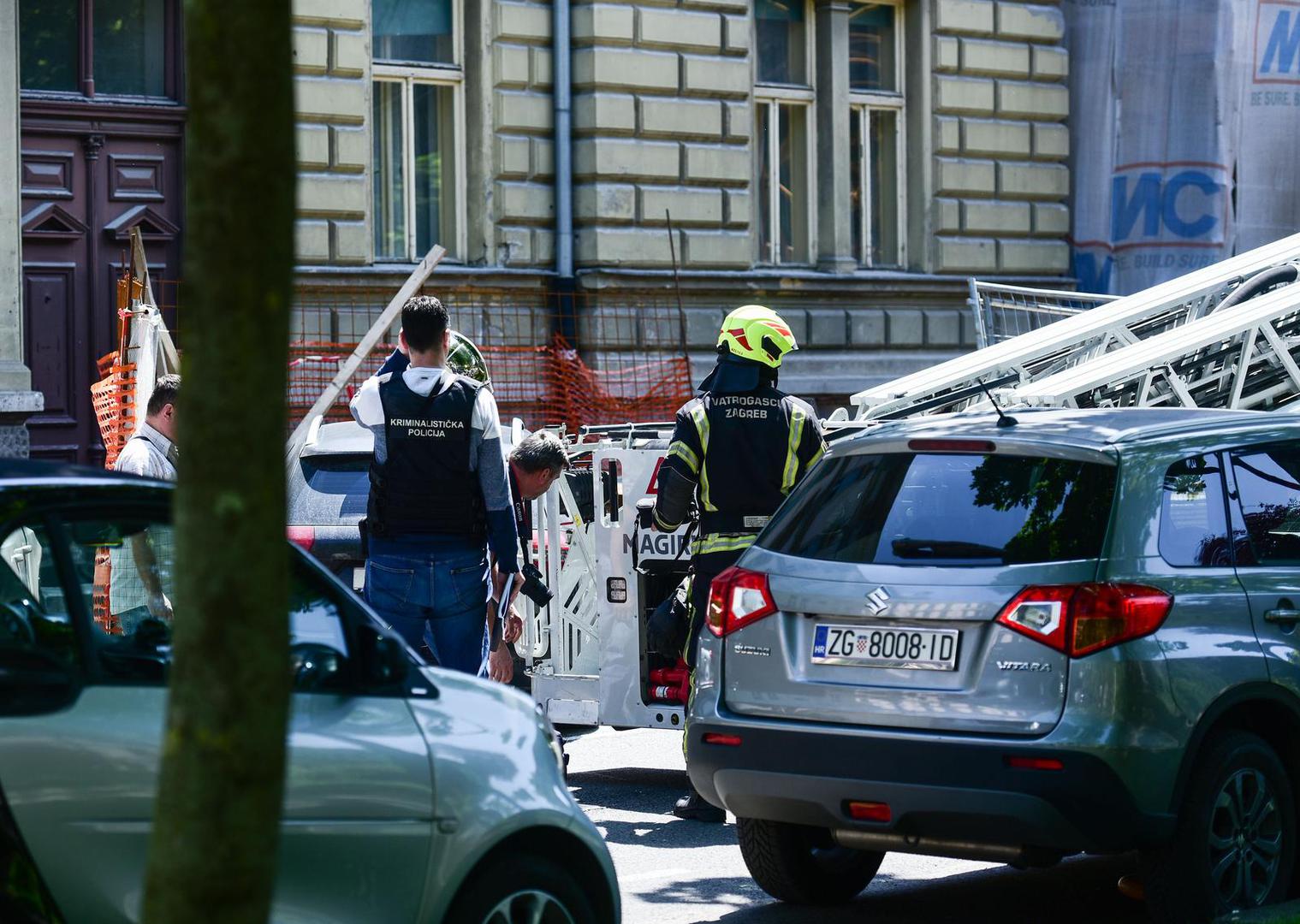 25.5.2023., Zagreb - Prilikom radova na zgradi na Zrinjevcu radnik je ozlijedjen u eksploziji. Policija i vatrogasci na terenu.  Photo: Neva Zganec/PIXSELL