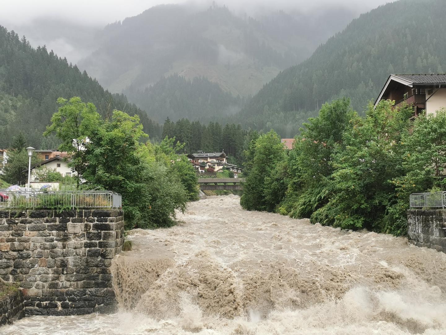 28 August 2023, Austria, Mayrhofen: Due to continuous rain, the Ziller River in Zillertal, Tyrol, has risen sharply. Since Sunday there is a flood warning. Photo: Alexandra Schuler/dpa Photo: Alexandra Schuler/DPA