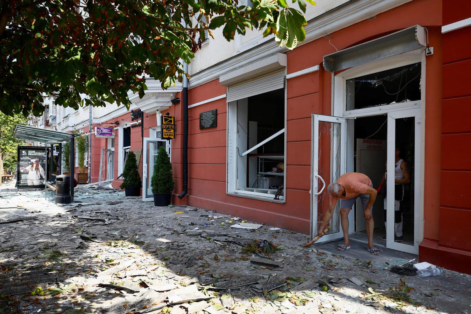 A man sweeps at the entrance to the building at a site of a Russian missile strike, amid Russia's attack on Ukraine, in Chernihiv, Ukraine August 19, 2023. REUTERS/Valentyn Ogirenko Photo: VALENTYN OGIRENKO/REUTERS