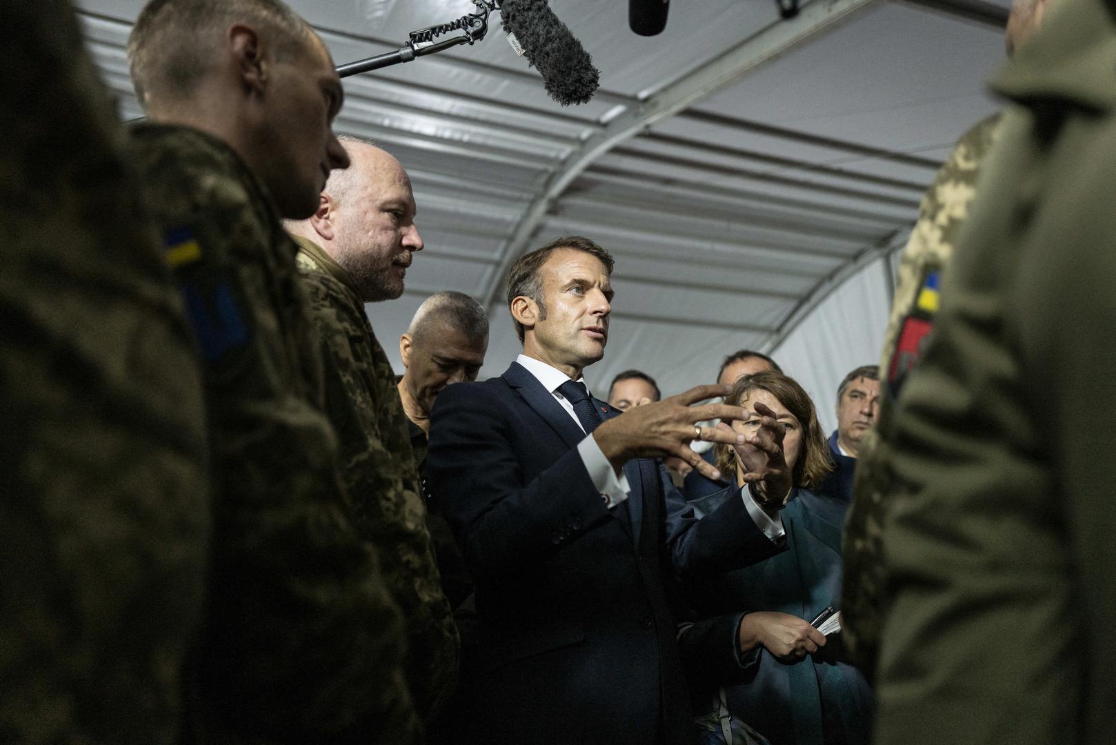 Le président Emmanuel Macron visite un camp militaire où viennent se former des combattants d'Ukraine dans l'est de la France le 9 octobre 2024. © Eliot Blondet / Pool / Bestimage French President Emmanuel Macron speaks with Ukrainian soldiers (and French soldiers) during a visit in a military camp, for the first time since France has trained Ukrainian troops for the country’s fight against the Russian invasion, in eastern France on October 9, 2024. Photo: Eliot Blondet / Pool / Bestimage/BESTIMAGE