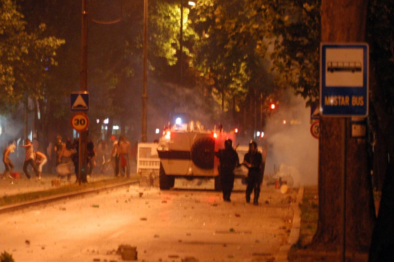 'POK BIH...MOSTAR...AVENIJA...STARO VELEZOVO...NEREDI NAKON UTAKMICE HRVATSKA-TURSKA...HRVATSKI NAVIJACI SE SUKOBILI S POLICIJOM...FOTO: BRACO SELIMOVIC 21.06.2008'