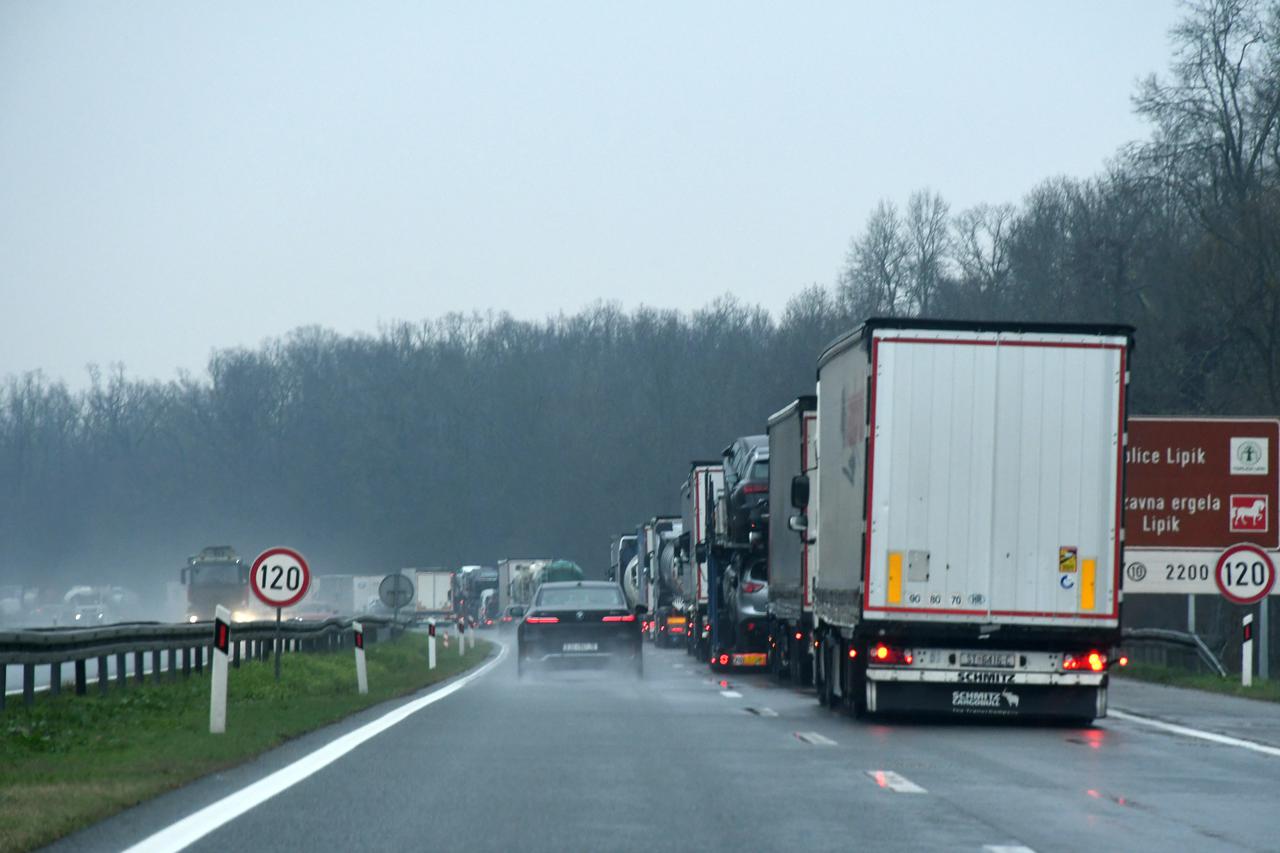 Velike gužve na autocesti A3 između čvora Novska i Okučani zbog teške prometne nesreće s dvoje mrtvih