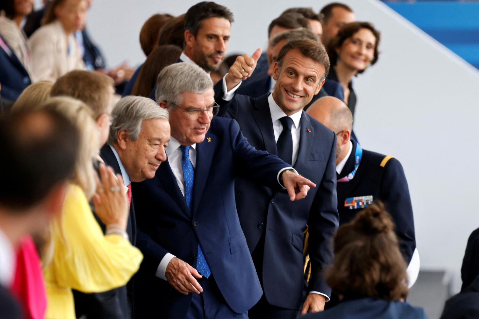 Uoči svečane ceremonije otvaranja francuski predsjednik Emmanuel Macron i prva dama Francuske Brigitte Macron održali su prijem za mnoge svjetske dužnosnike, među kojima su bili princ Albert II. od Monaca i njegova supruga, princeza Charlene od Monaca, kontroverzni argentinski predsjednik Javier Milei u društvu svoje sestre Karine Milei, između ostalih.