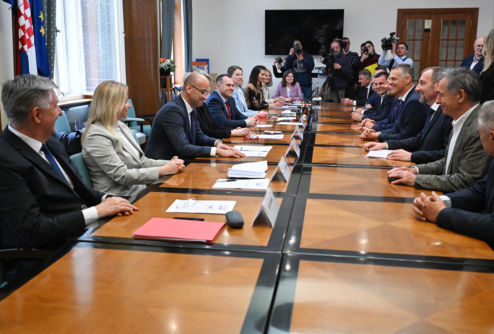 23.4.2024., Zagreb - Predaja lista za EU parlament. 12 stranaka.Predaja liste ISTARSKI DEMOKRATSKI SABOR, NEZAVISNA PLATFORMA SJEVERA, SOJALNA DEMOKRATSKA SRPSKA STRANKA
SOCIJALDEMOKRATI, HRVATSKA SOCIJALNO-LIBERALNA STRANKA, PRIMORSKO GORANSKI SAVEZ, NARODNA STRANKA - REFORMISTI, UNIJA KVARNERA
ISTARSKA STRANKA UMIROVLJENIKA - PARTITO, ISTRIANO DEO PENSIONATI, HRVATSKA NARODNA STRANKA - LIBERALNI DEMOKRATI Photo: Davorin Visnjic/PIXSELL