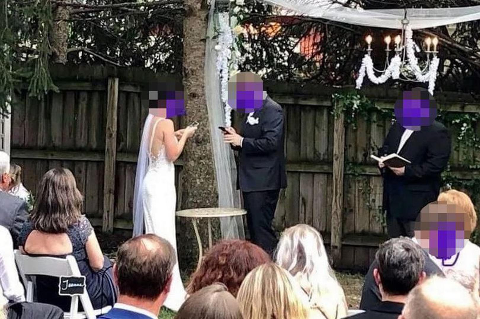 Fotografija mladenaca koji stoje ispred svojih gostiju usred ceremonije vjenčanja šokirala je mnoge. Naime, nekoliko trenutaka nakon što su izrekli sudbonosno 'da' par je uzeo svoje pametne telefone kako bi promijenili svoj bračni status na Facebooku.