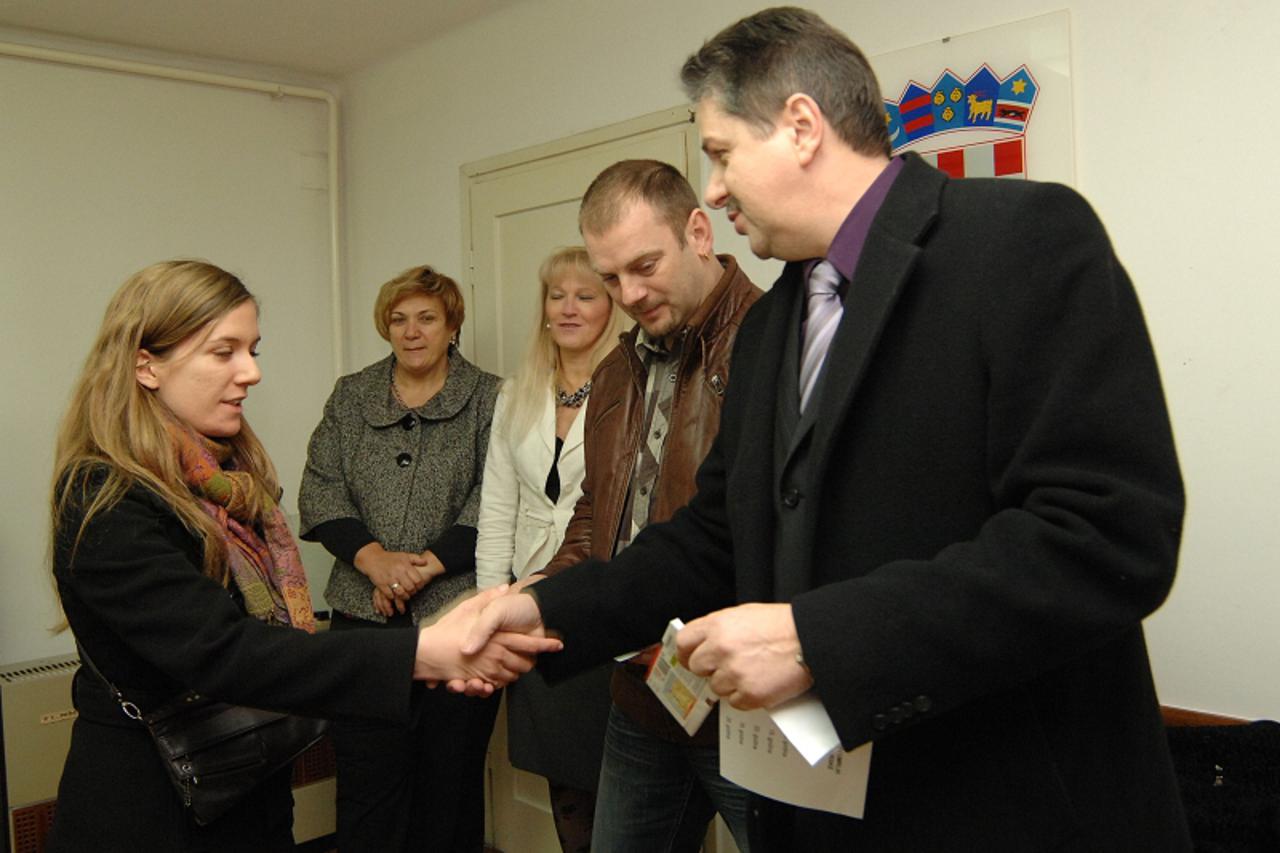 'VARAZDIN/MEDJIMURJE- 29.12.2009., Cakovec, Hrvatska- Svicarci darovali djecu poginulih branitelja sa cokoladama i 100 svicarskih franaka. Photo: Vjeran Zganec Rogulja / PIXSELL'