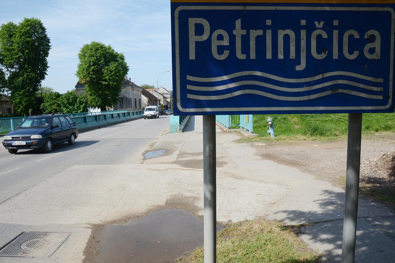 Grad Petrinja smješten je na desnoj obali Kupe, na uš?u Petrinj?ice