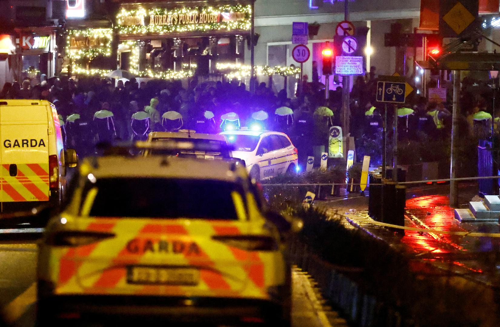 Police officers stand guard near the scene of a suspected stabbing that left few children injured in Dublin, Ireland, November 23, 2023. REUTERS/Clodagh Kilcoyne Photo: Clodagh Kilcoyne/REUTERS