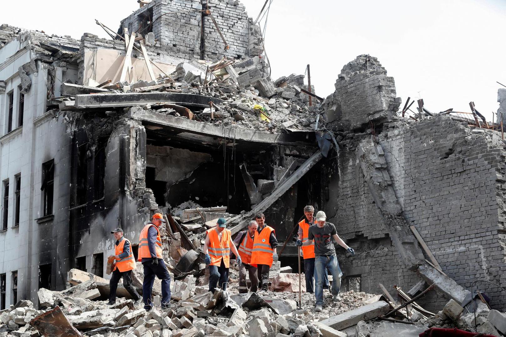 Emergency management specialists and volunteers remove the debris of a theatre building destroyed in the course of Ukraine-Russia conflict in the southern port city of Mariupol, Ukraine April 25, 2022. REUTERS/Alexander Ermochenko Photo: Alexander Ermochenko/REUTERS