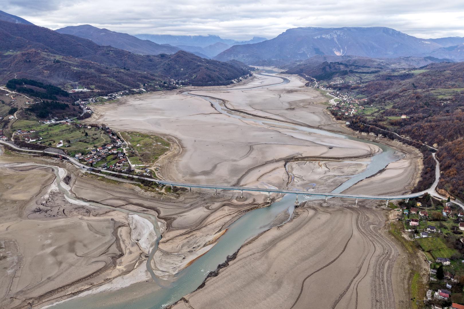 Jablaničko jezero se povuklo i za sobom ostavilo zabrinjavajuće prizore ogoljenih jezerskih udubina. 