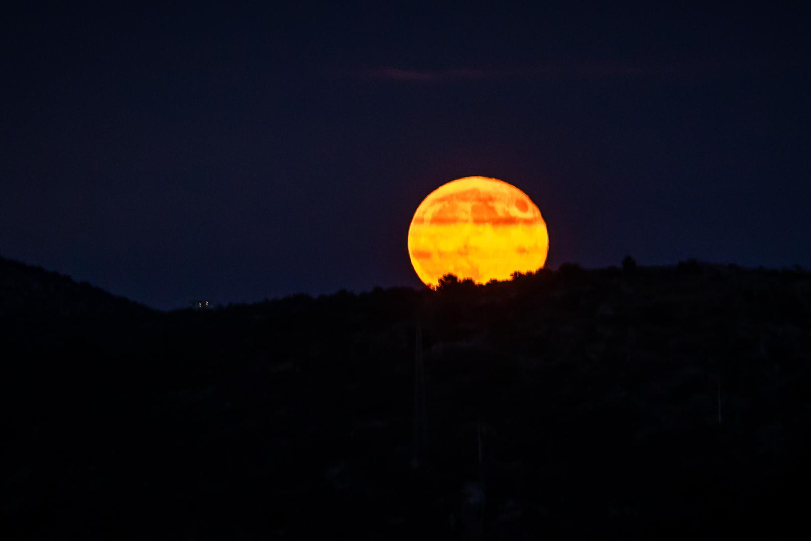 Supermjesec, odnosno pojava kada mjesec izgleda veće nego što je uobičajeno, može se vidjeti na vedrom nebu bez previše oblaka.