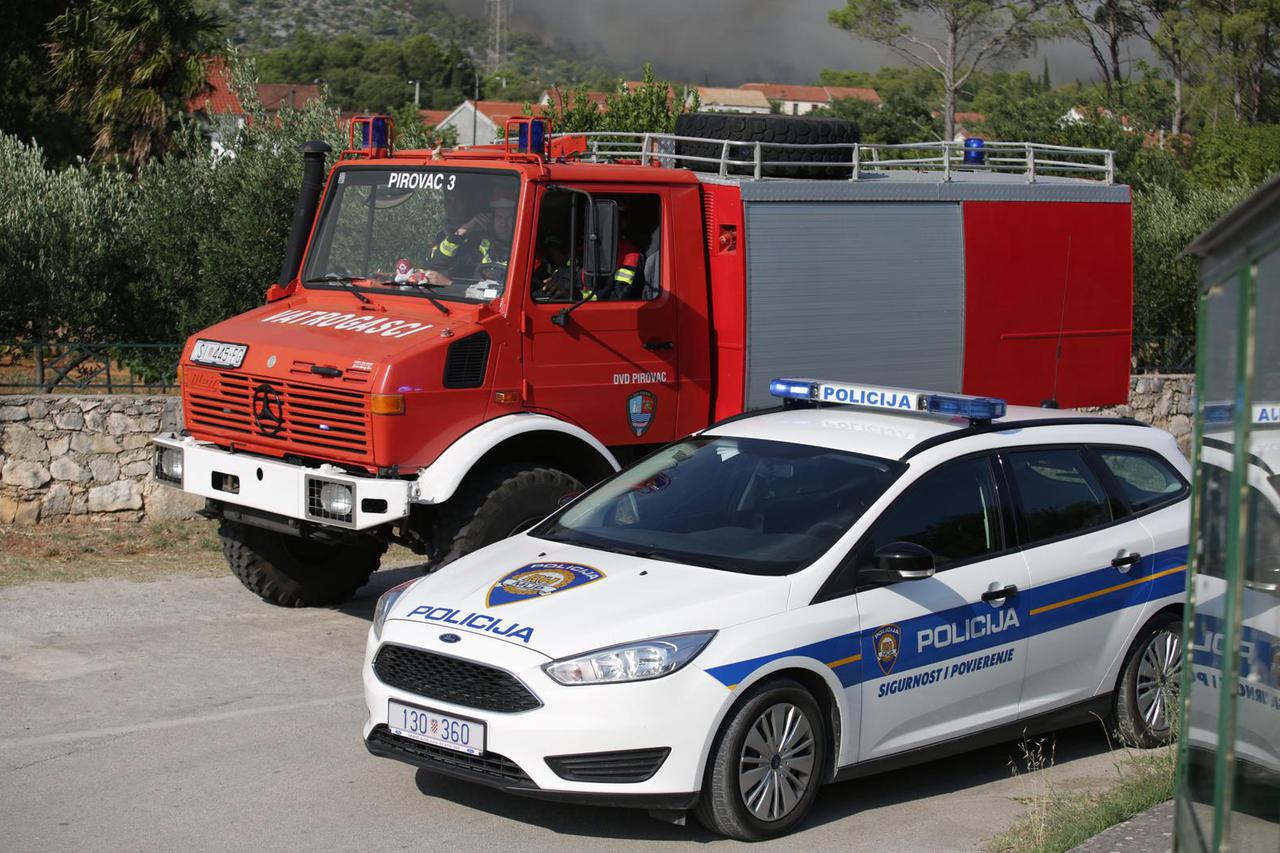 Zbog velikih požara kod Šibenika zatvorena autocesta A1, ugrožene kuće