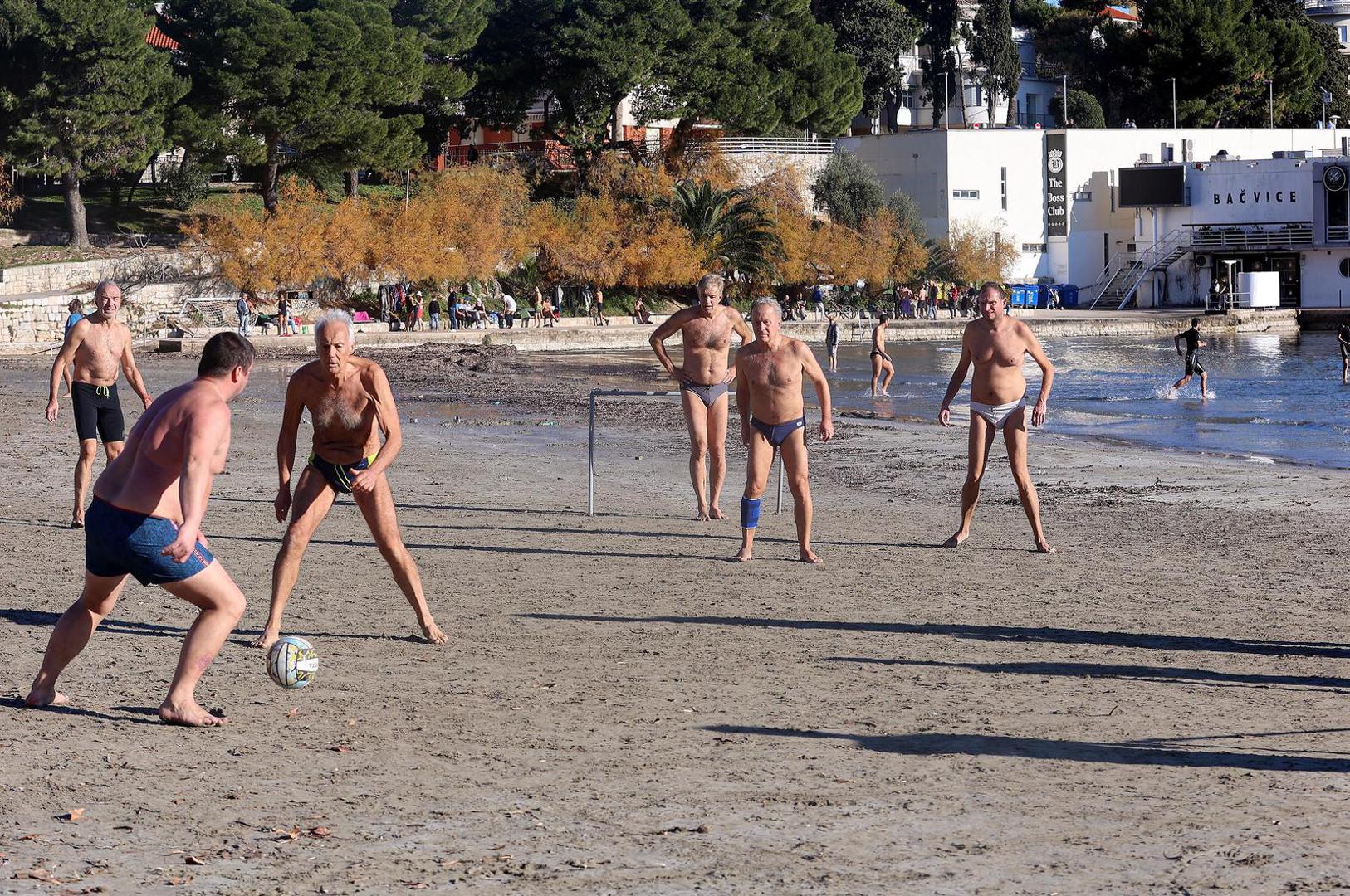 Na plaži se igrao i nogomet