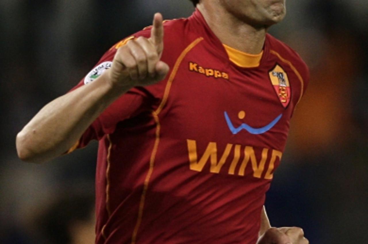 'AS Roma\'s Christian Panucci celebrates after scoring against Reggina during their Italian Serie A soccer match at the Olympic stadium in Rome September 20, 2008.   REUTERS/Max Rossi (ITALY)'