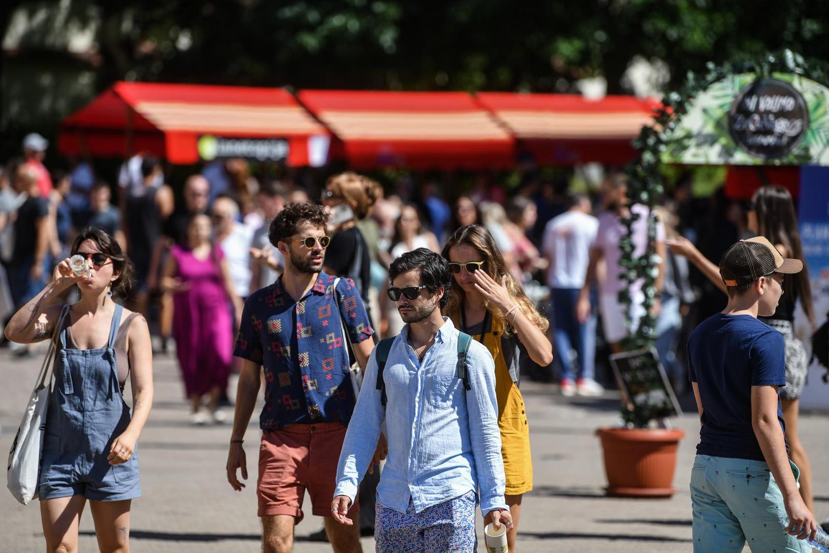 Sunčana subota uz ugodne temperature izmamila je brojne Zagrepčane i njihove goste u šetnju centrom.