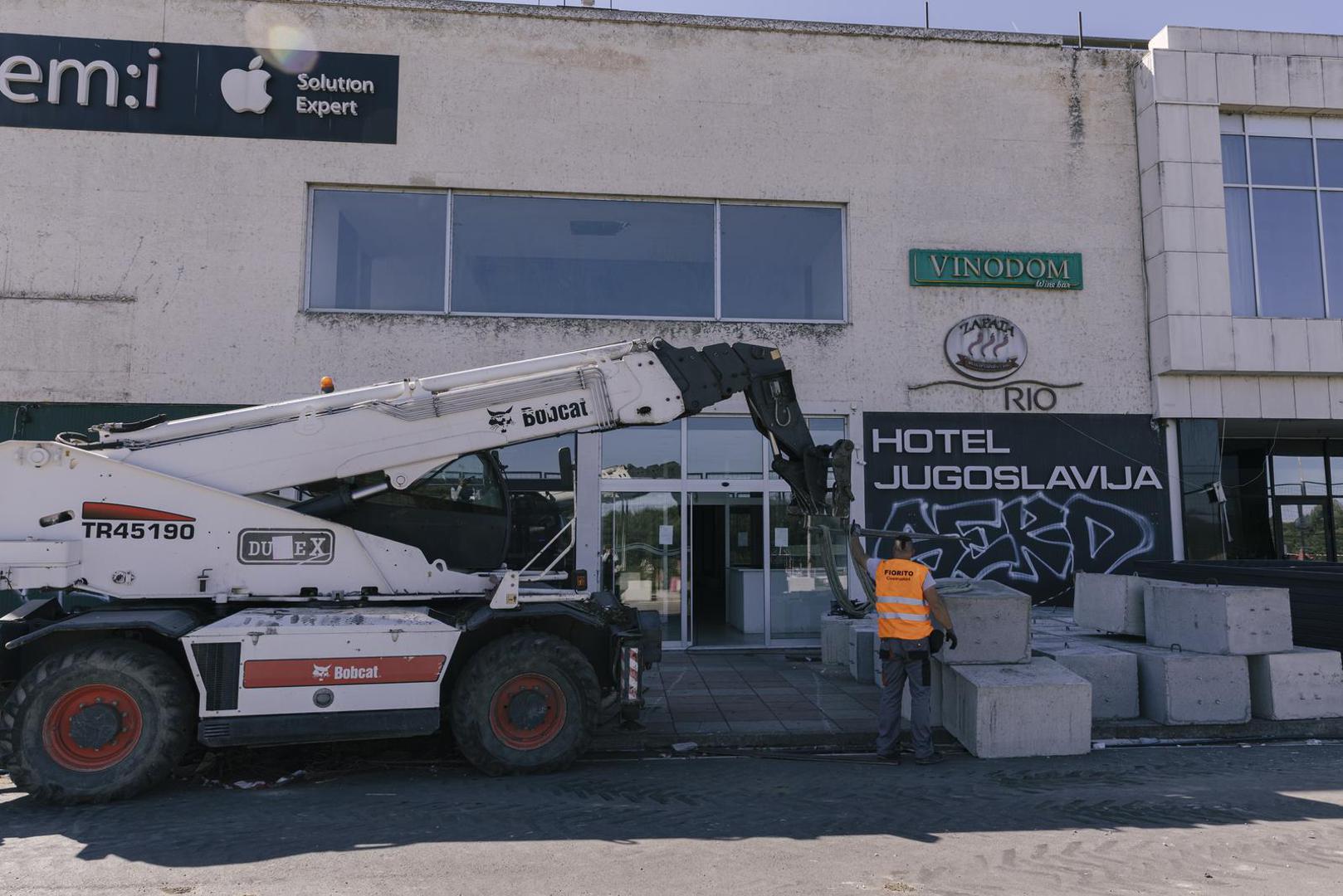 Restoran hotela mogao je primiti 600 ljudi, čime je ovaj luksuzni objekt bio idealno mjesto za organizaciju velikih događanja i okupljanja. No, hotel sada broji svoje posljednje dane, jer se očekuje njegovo rušenje i transformacija u moderni multifunkcionalni kompleks