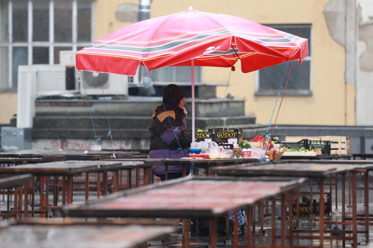 Zagreb: Zbog niskih temperatura na tržnici Dolac tek poneki prodavač