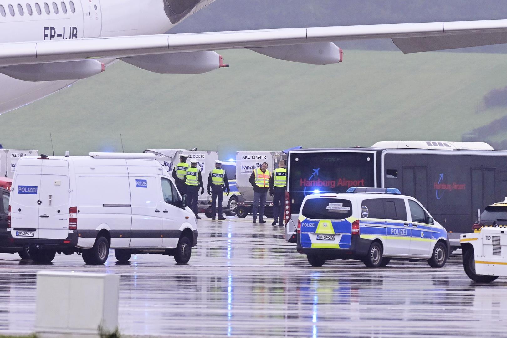 09 October 2023, Hamburg: Police emergency vehicles stand in front of an Iran Air aircraft at Hamburg Airport. Flight operations at Hamburg Airport, which were suspended due to a threat of an attack on an Iranian aircraft from Tehran, have resumed. Photo: Jonas Walzberg/dpa Photo: Jonas Walzberg/DPA