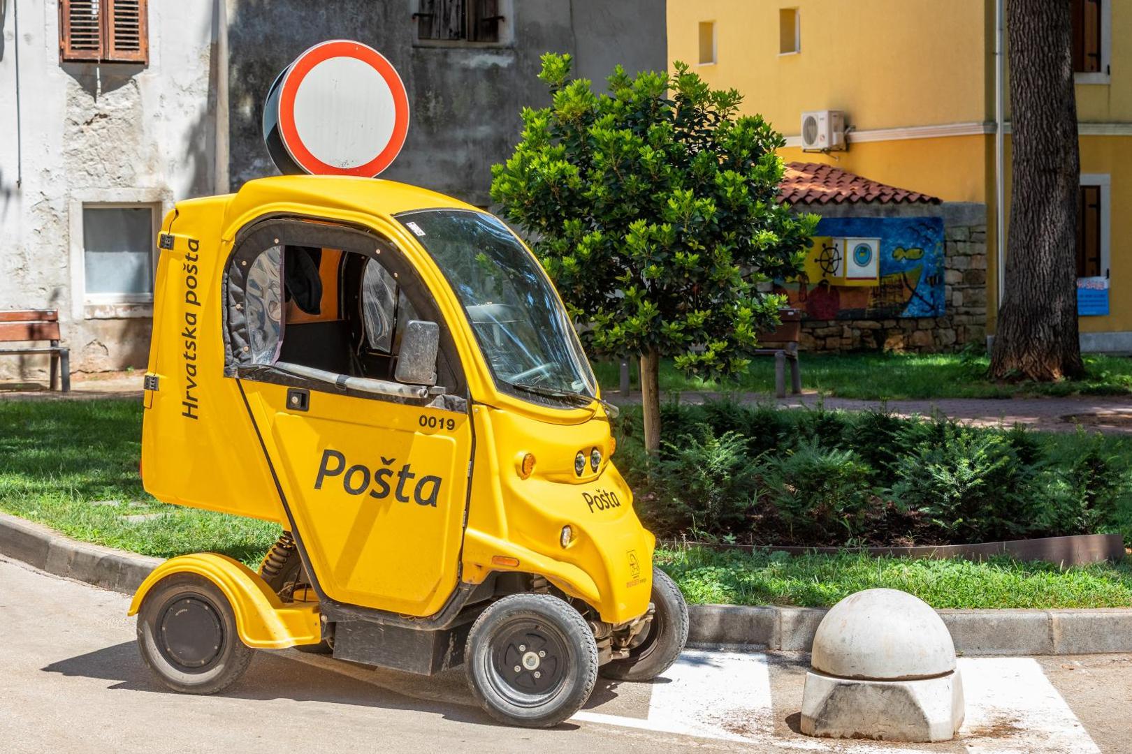 06.07.2020., Novigrad -  
Mali, simpaticni autic Hrvatske poste po uskim ulicama Novigrada raznosi postu. Photo: Srecko Niketic/PIXSELL