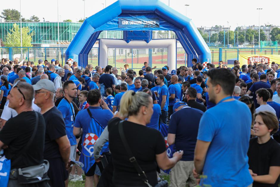 Zagreb: Navijači se okupljaju u fan zoni stadiona Maksimir prije utakmice Dinamo - Gorica 