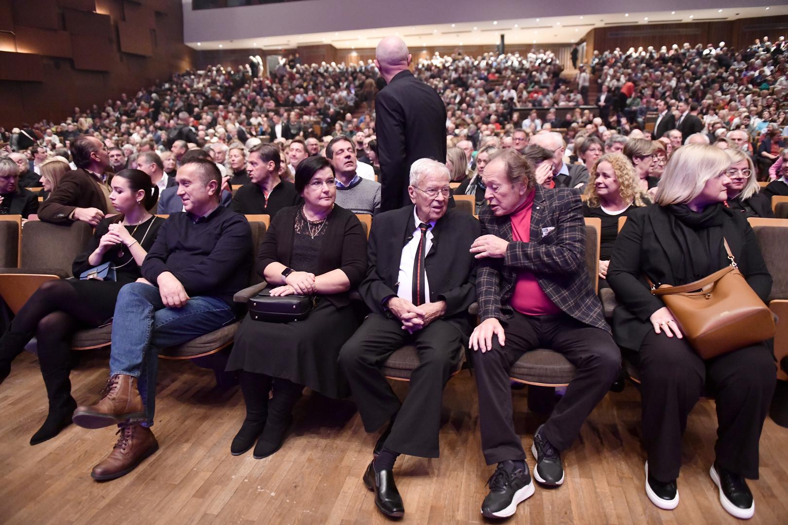 U Diklićevim svevremenskim skladbama uživali su njegove kolege Miro Ungar sa suprugom Sarom, Hrvoje Hegedušić sa suprugom Ljerkom Šemeš, a bili su tu i glazbenici mlađe generacije poput Matije Cveka.