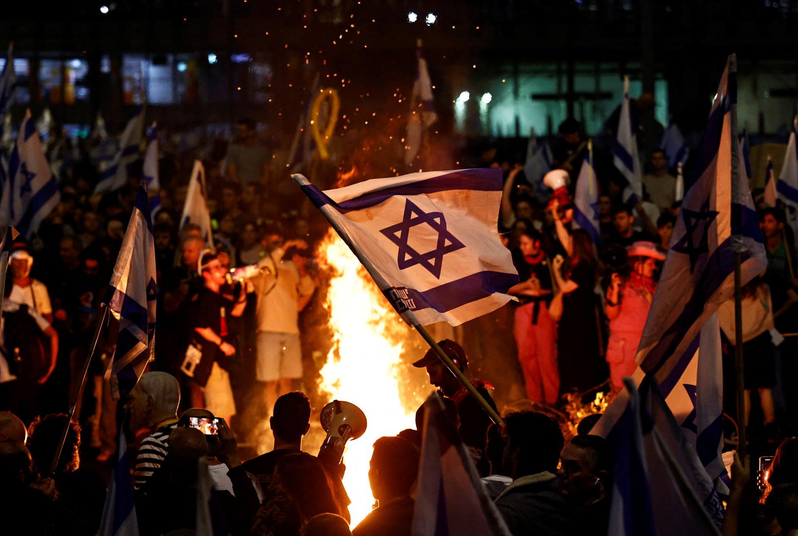 Israelis demonstrate after Israeli Prime Minister Benjamin Netanyahu sacked his defense minister, Yoav Gallant, citing lack of trust, in Tel Aviv, Israel November 5, 2024. REUTERS/Thomas Peter     TPX IMAGES OF THE DAY Photo: Thomas Peter/REUTERS