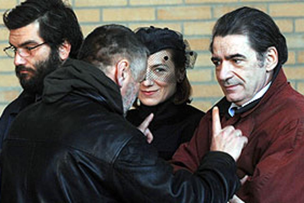 Bojan Navojec i Miki Manojlović glume braću Bracu i Nikolu, a Daria Lorenci Anamariju, jednu od 'njihove tri žene'