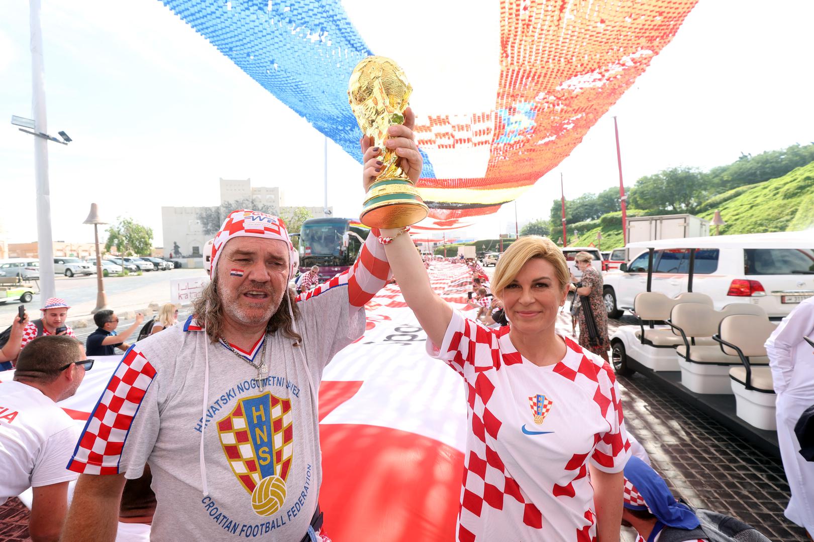 01.12.2022., Al Ersal 3, Doha, Katar - Navijaci Hrvatske u drustvu Kolinde Grabar Kitarovic dali su podrsku  reprezentaciji pred utakmicu treceg kola SP u Qataru protiv Belgije. Photo: Goran Stanzl/PIXSELL