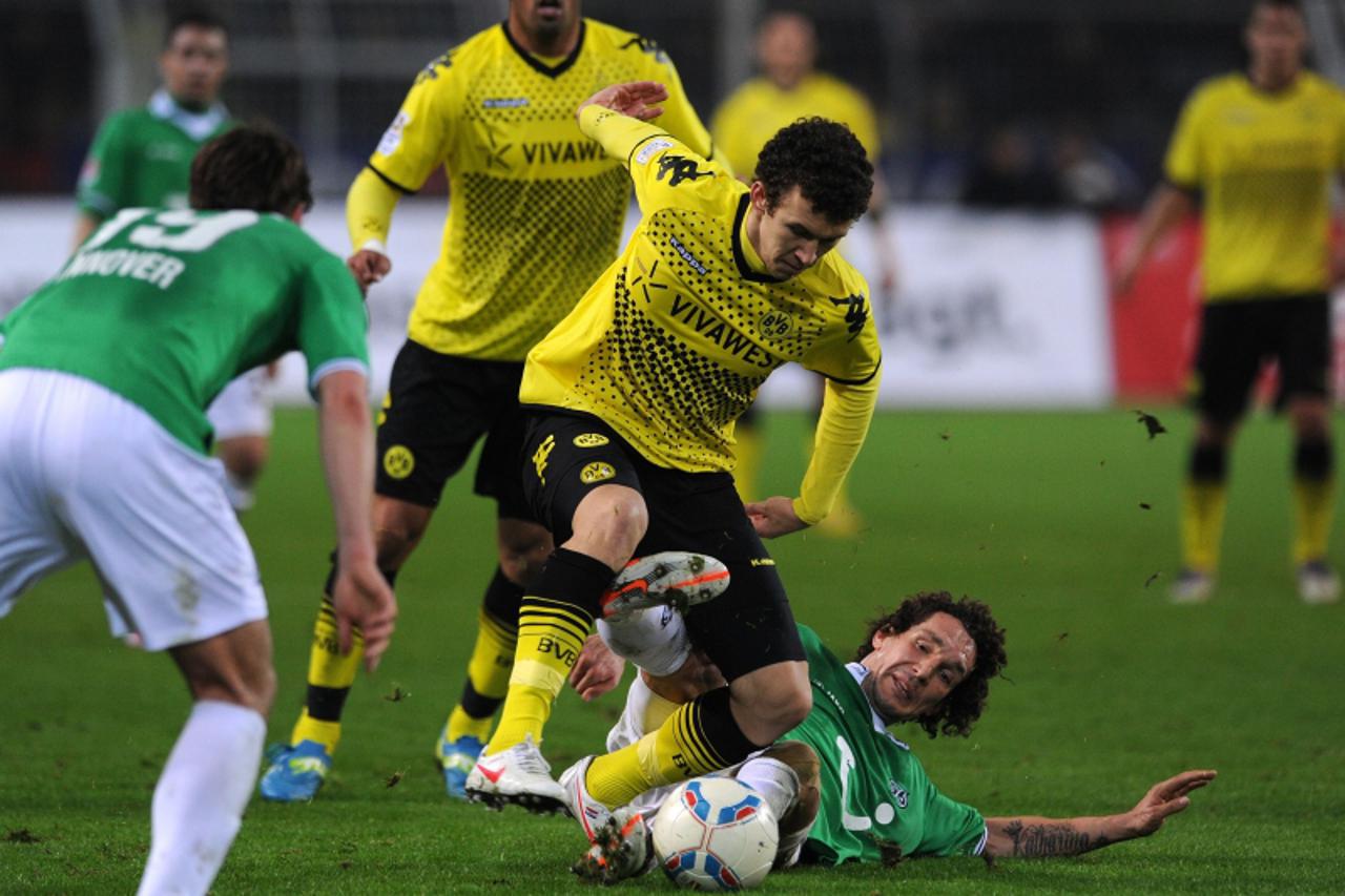 'Dortmund\'s Croatian midfielder Ivan Perisic and Hanover\'s Austrian defender Emanuel Pogatetz (R) vie for the ball during the German first division Bundesliga football match Borussia Dortmund vs Han