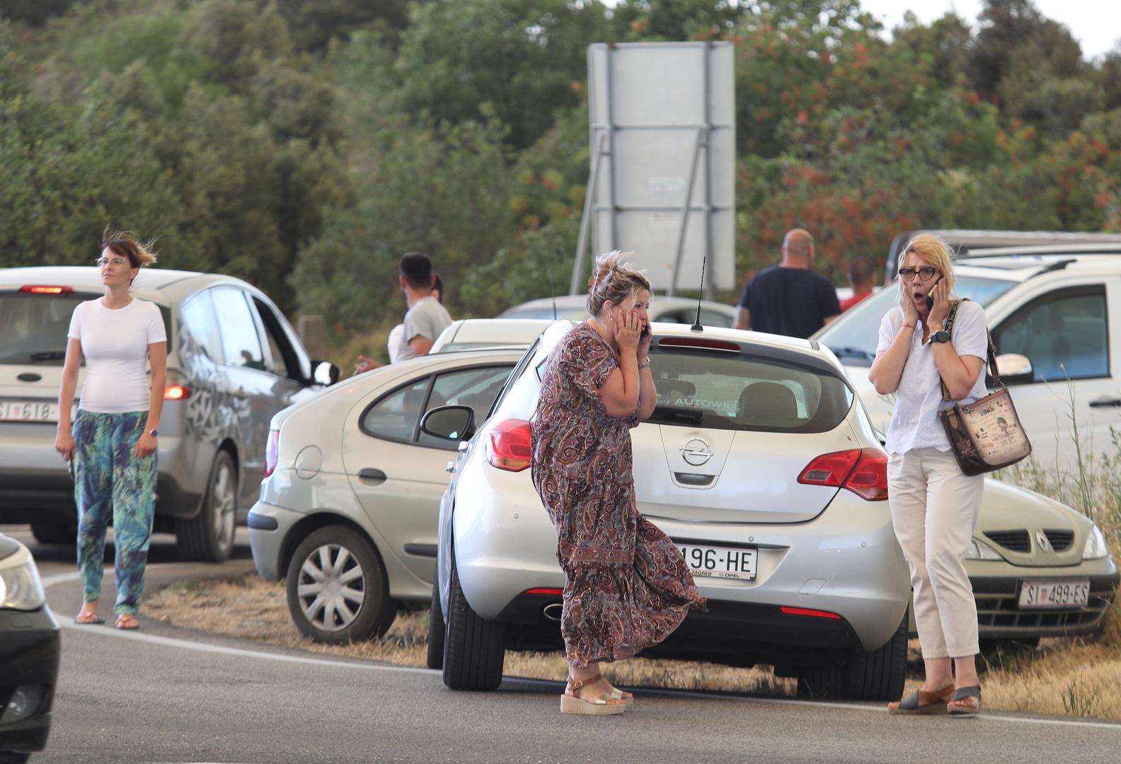 13.07.2022., Zaton - Pozar koji je izbio kod Vodica siri se prema Zatonu. Na terenu je 30-ak vatrogasaca s desetak vozila, a u gasenju su se prikljucila i dva kanadera. Putnici ne mog udalje svojim vozilima zbog zatvorene ceste. Photo: Dusko Jaramaz/PIXSELL