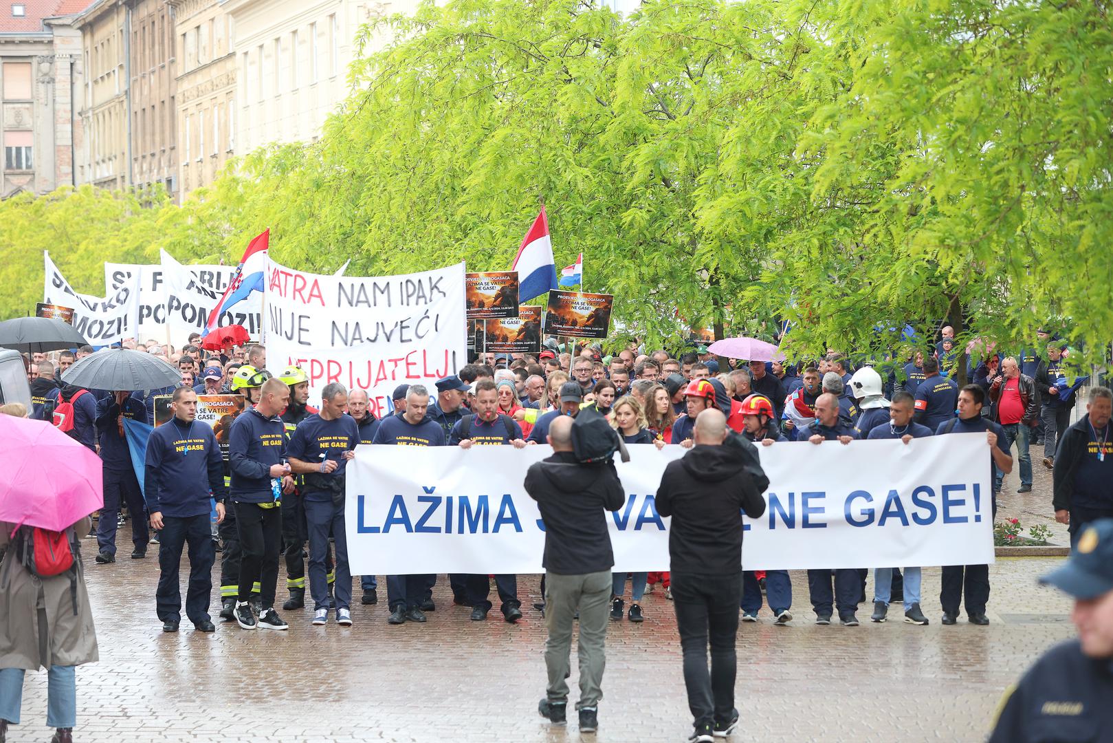 03.05.2024., Zagreb - Koordinacija sindikata i udruga profesionalnih vatrogasaca organizirala je prosvjed vatrogasaca na Trgu sv. Marka.  Photo: Sanjin Strukic/PIXSELL