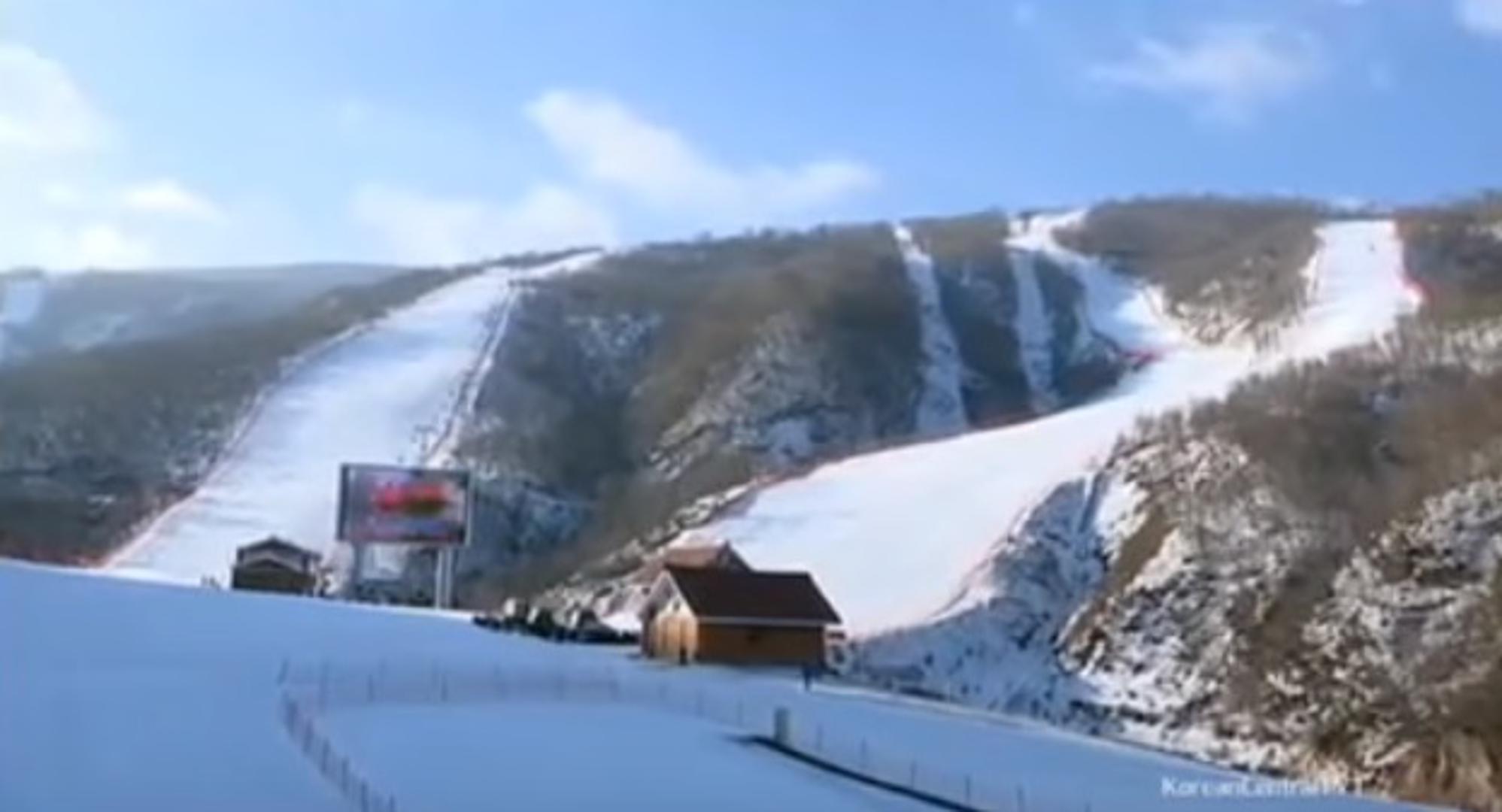 Skijalište koje je otvoreno u prosincu 2013. navodno je opremljeno skupocjenom opremom, poput europskih snježnih sanjki, zabranjenih UN-ovim sankcijama pod kojima je bila Sjeverna Koreja, a u trgovinama se mogu vidjeti proizvodi stranih i popularnih marki poput Nikea, Adidasa, Kenza, Burberryja, Lancomea i drugih. Novinarima koji su pratili južnokorejsko izaslanstvo nisu mogli utvrditi radi li se o kopijama ili originalnim proizvodima.