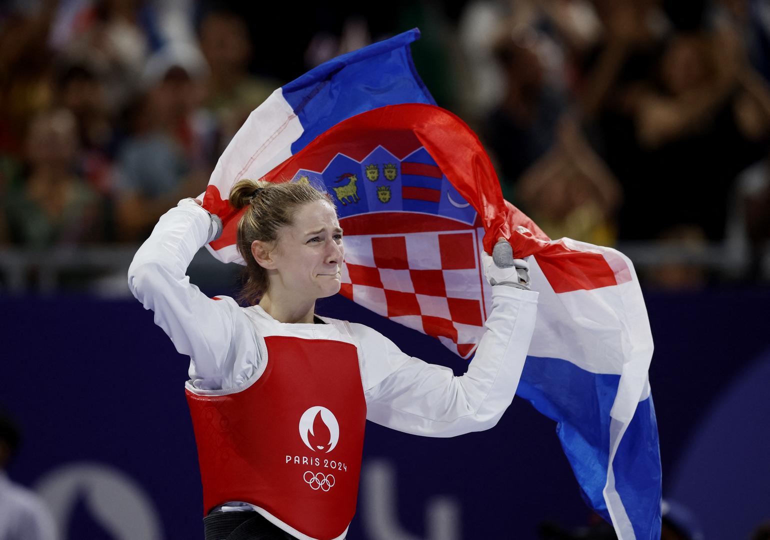 Nakon osvojene bronce Lena je odmah potrčala u zagrljaj svome treneru Veljku Lauri i ogrnula se hrvatskom zastavom