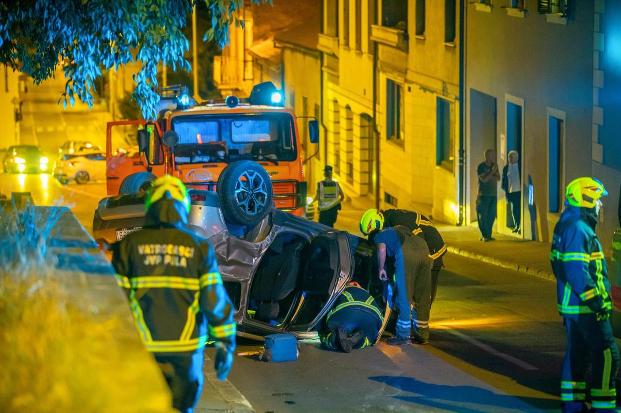 Pula: Dvije osobe ozlijeđene u sudaru kada je automobil završio na krovu