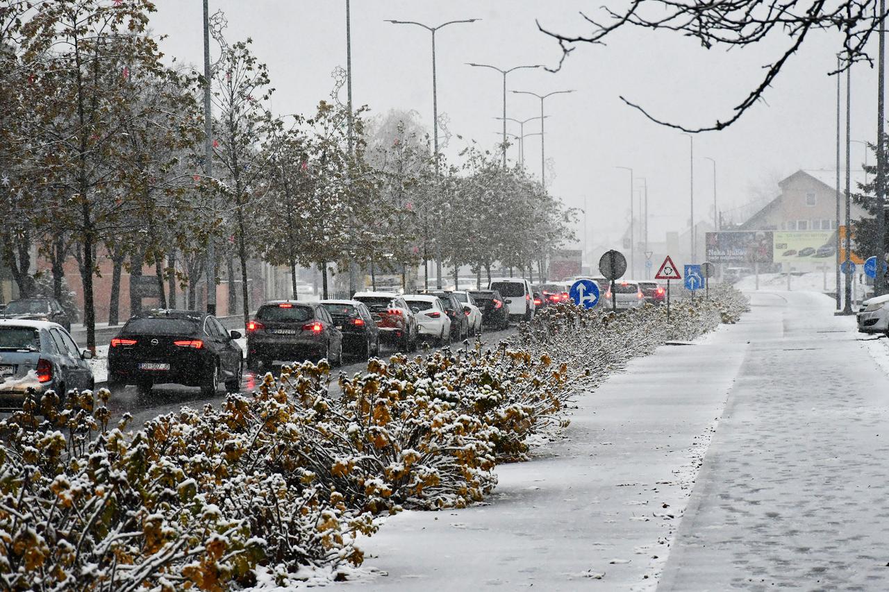 Slavonski Brod: Gusti snijeg stvara probleme i zastoje u prometu