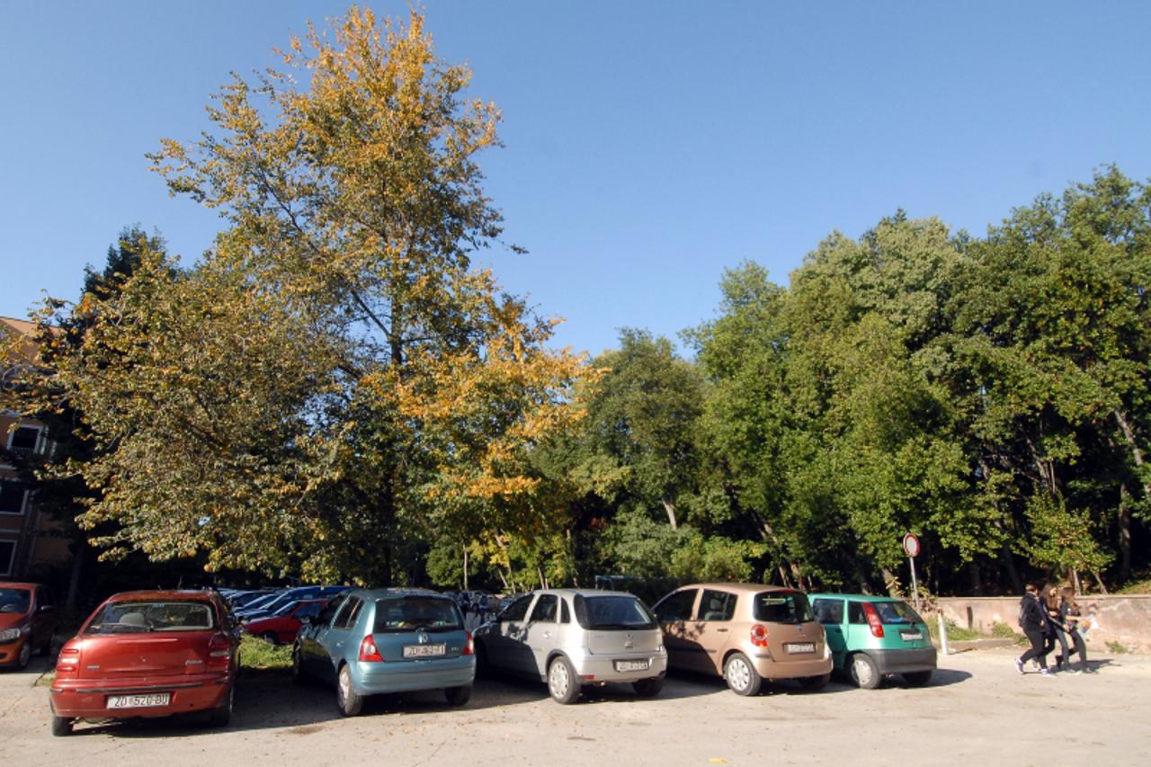 'Za Dalmaciju 271009 Parking kod skole Vladimira Nazora Photo: Dino Stanin/Vecernji list'