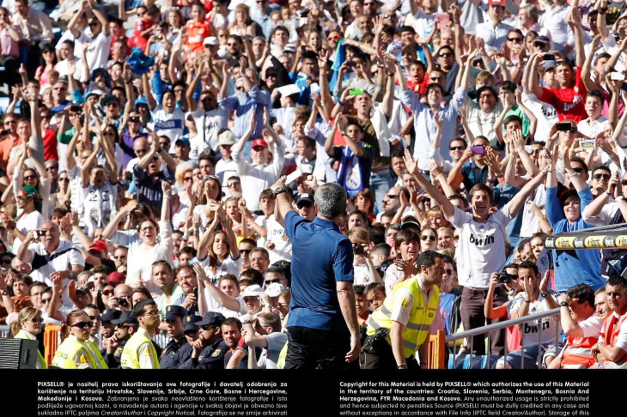 '01.06, Santiago BernabÃ©u, Madrid, ESP, LA LIGA,  Real Madrid vs OSASUNA.LA, im Bild   Real Madrid's coach Jose Mourinho with the supporters during La Liga match.June 01,2013. Foto Â© nph / Acero) *