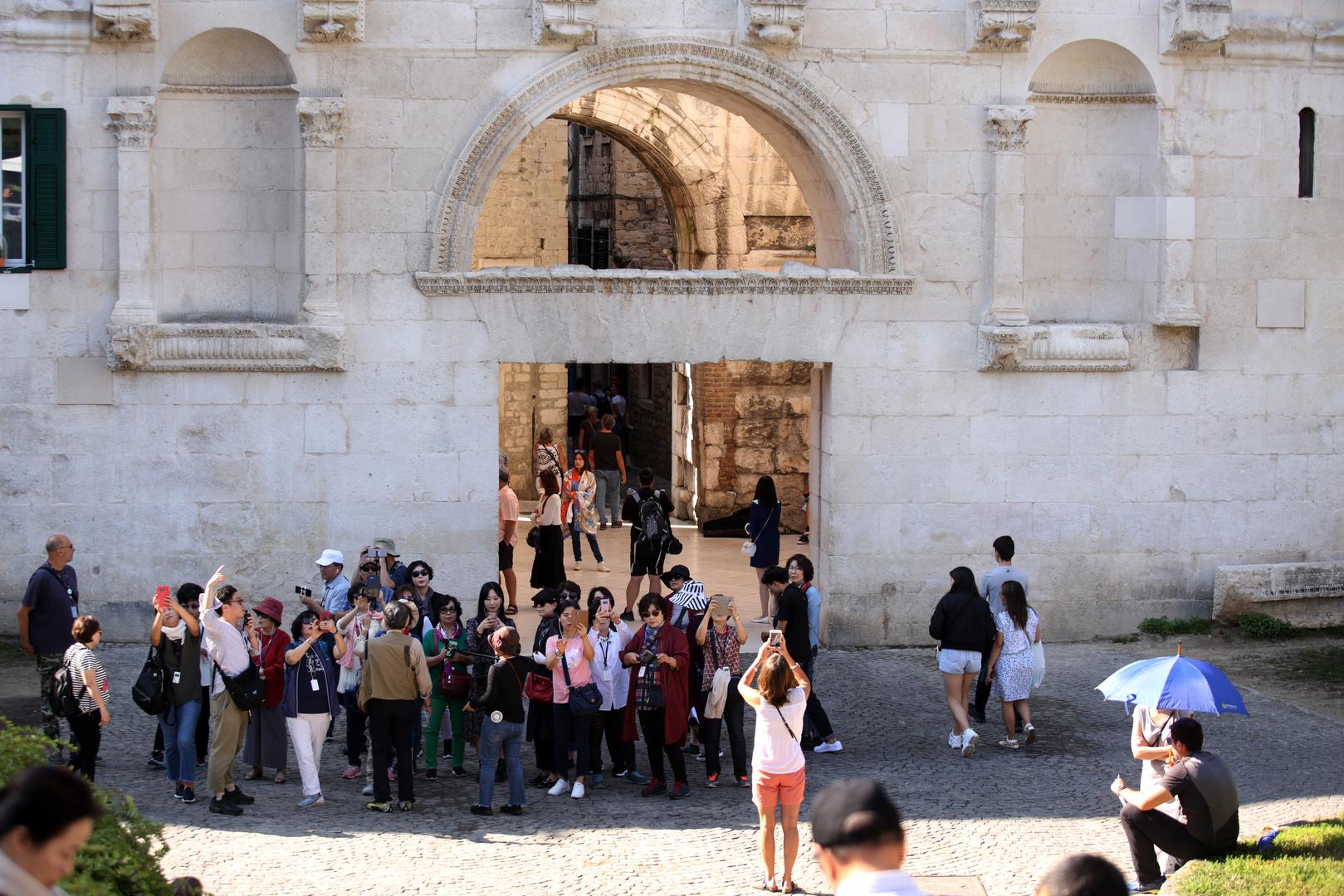 Split i njegova Dioklecijanova palača također su među najprepoznatljivijim hrvatskim znamenitostima. Kao jedna od najbolje očuvanih rimskih građevina na svijetu, palača predstavlja živući spomenik u kojem još uvijek boravi više od 3.000 stanovnika.