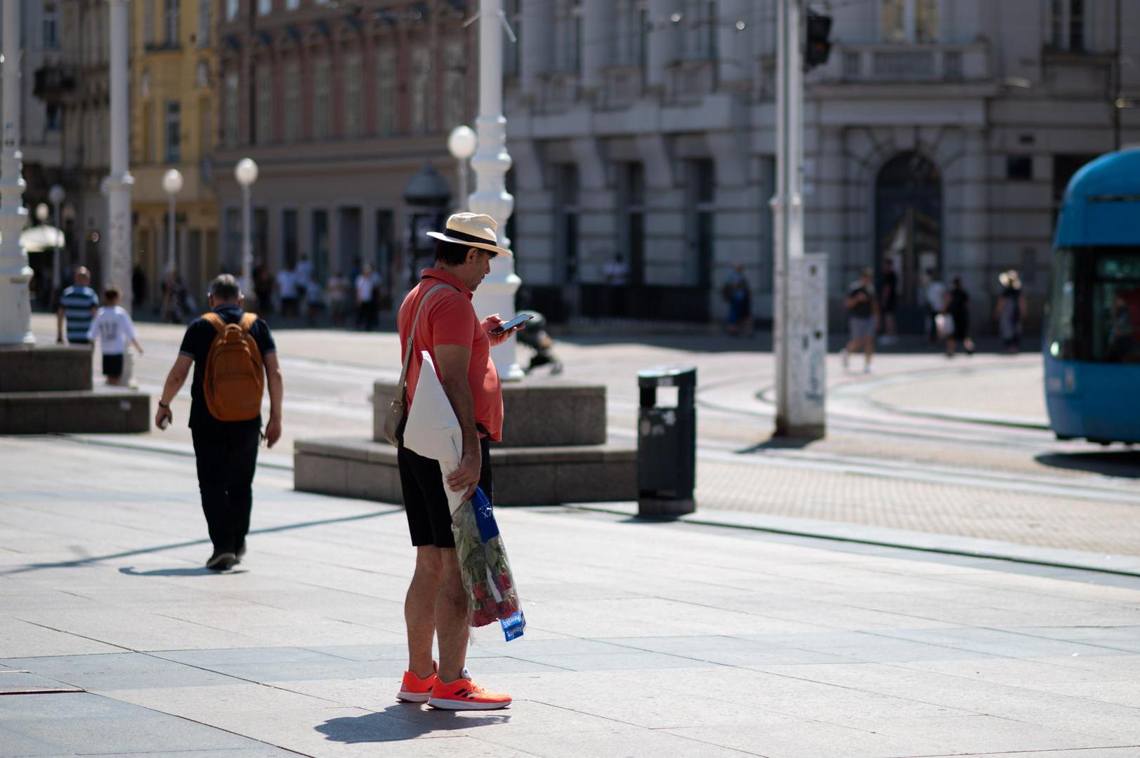 09.08.2024., Zagreb - Ponovno je stigao toplinski val, a gradani traze osvjezenje, skrivaju se u hladovinu, suncaju se i ne izlaze bez sesira. Photo: Marko Juric/PIXSELL