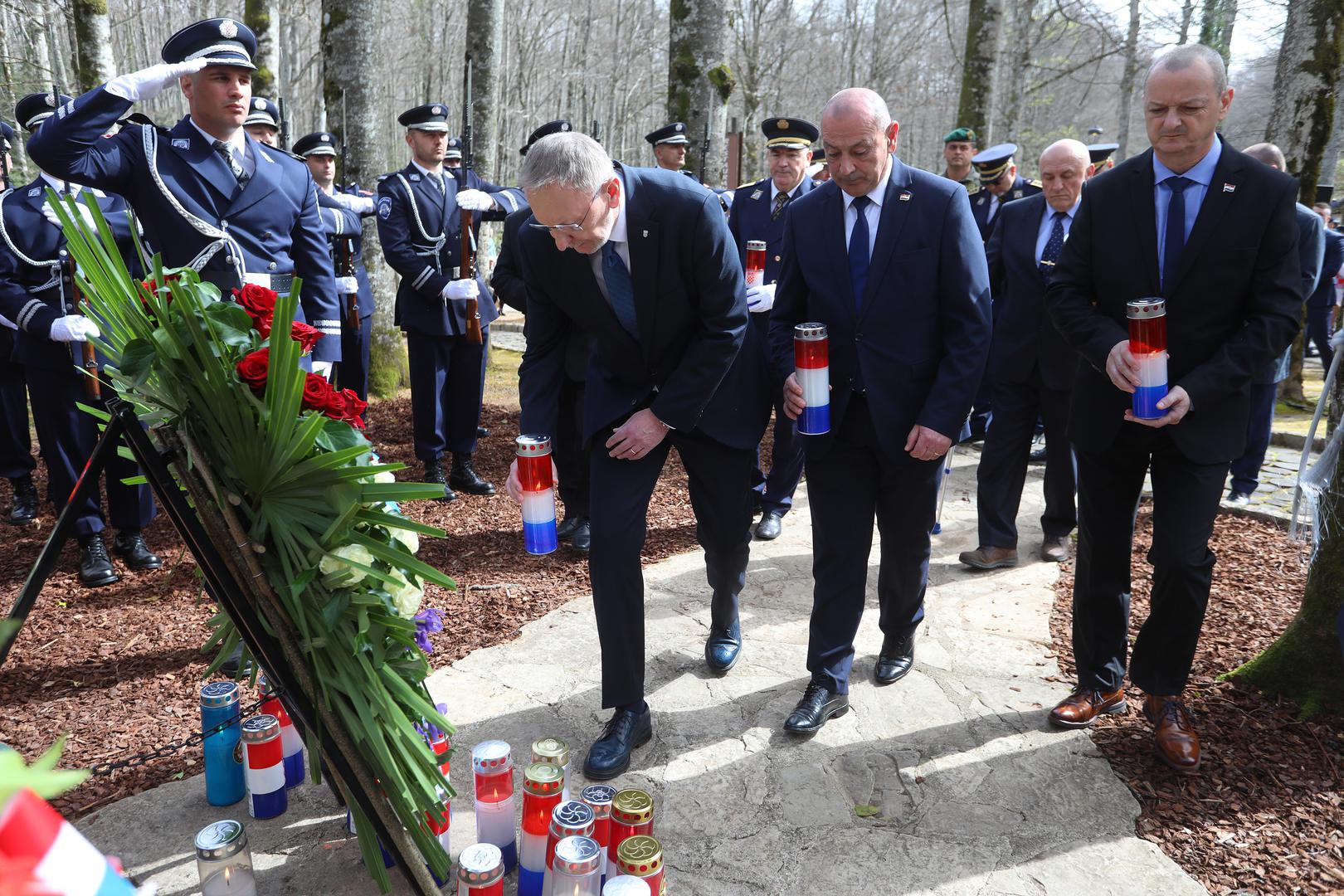 31.03.2024., Plitvicka jezera - Obiljezavanje 33. obljetnice pogibije prvog Hrvatskog redarstvenika Josipa Jovica. Ministri Davor Bozinovic i Tomo Medved, obitelj te brojni branitelji polaganjem vijenaca i paljenjem svijeca odali pocast. Photo: Kristina Stedul Fabac/PIXSELL