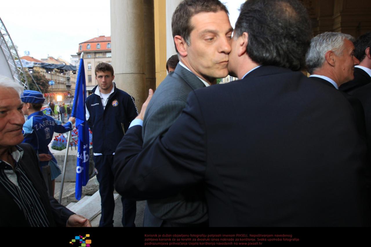 '26.04.2011., Zagreb - Svecana akademija povodom sto godina Dinama u Hrvatskom narodnom kazalistu. Slaven Bilic i Zdravko Mamic Photo: Zeljko Lukunic/PIXSELL'