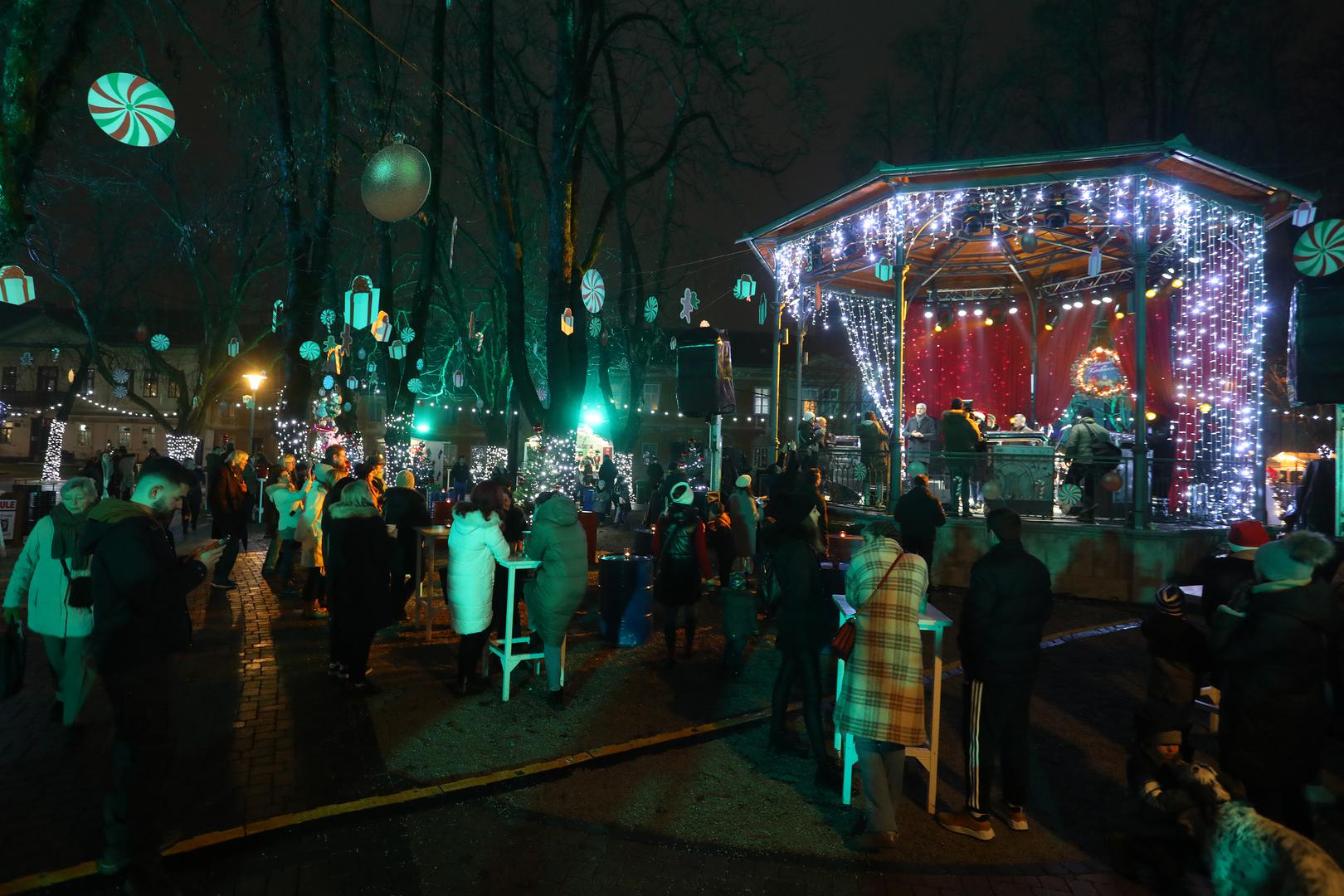 16.12.2022., Karlovac - Svecano otvorenje manifestacije Advent u Karlovcu. Osim bogate ugostiteljske i zabavne ponude po prvi puta posjetitelji ce u sklopu Adventa moci uzivati na klizalistu i sanjkalistu. Photo: Kristina Stedul Fabac/PIXSELL