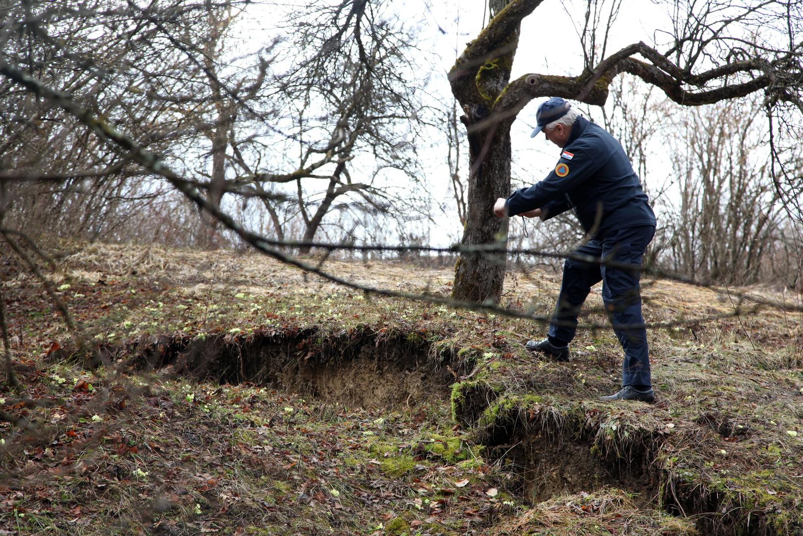 „Pozvat ću na građanski neposluh i blokadu cesta svima onima koji ovdje sijeku šume i odvoze tu šumu dalje iz grada Petrinje, a koja nam ostavlja ovakve probleme“, rekao je Dumbović .