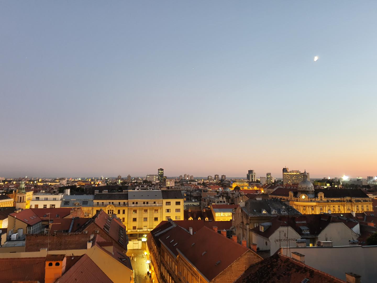 Sumrak u Zagrebu u izvedbi noćnog režima snimanja: dan kao da traje dulje...