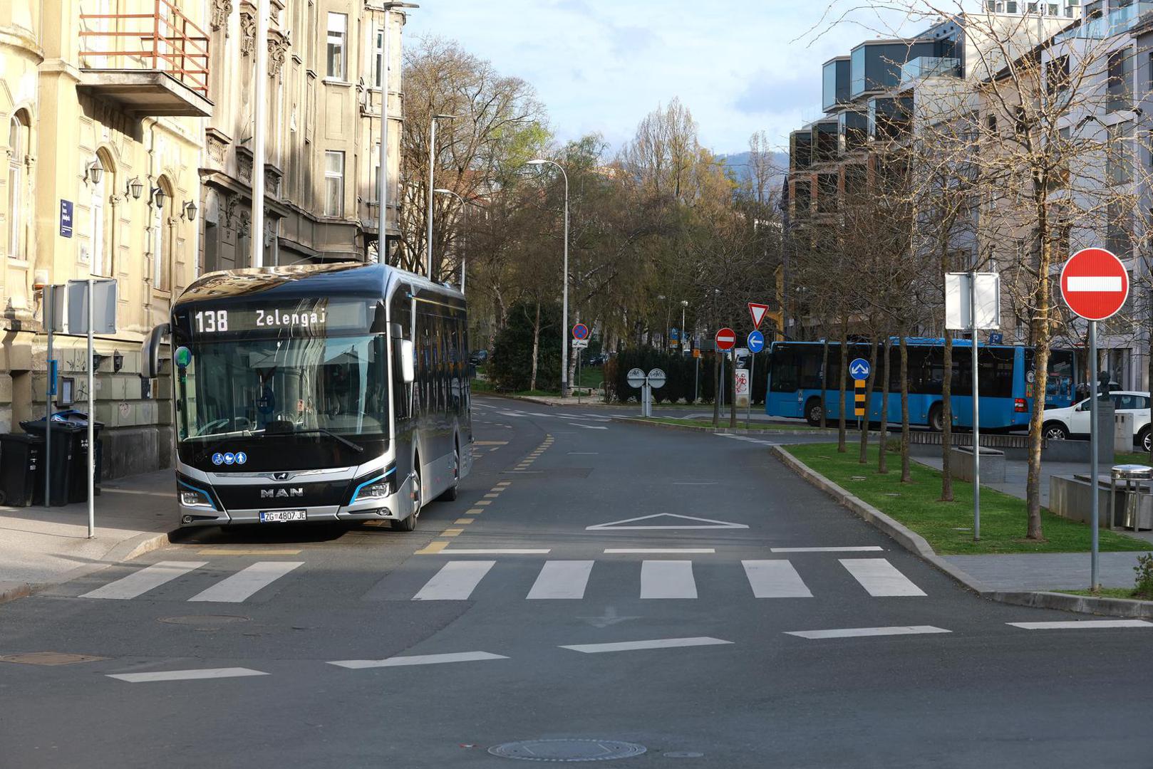 04.04.2023., Zagreb - Britanski trg. ZET testira elektricni autobus na liniji 138 za Zelengaj. Photo: Sanjin Strukic/PIXSELL